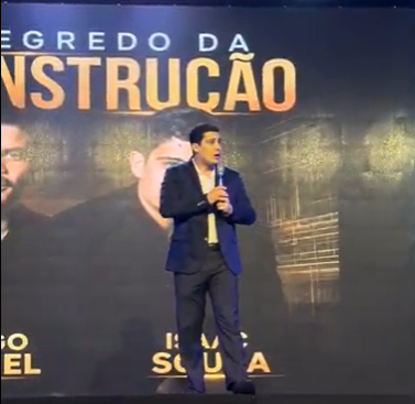 Palestrante no palco do Segredo da Construção